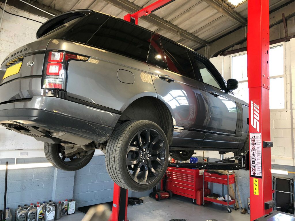Garage HK Auto chuyên bảo dưỡng hệ thống phun xăng điện tử cho xe Range Rover uy tín tại TPHCM
